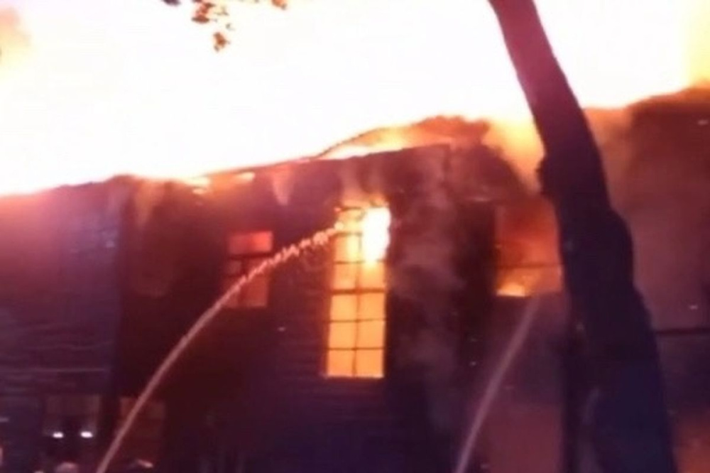 Нежилой дом горел на улице Героя Кошелева в Нижнем Новгороде в ночь на 27 мая