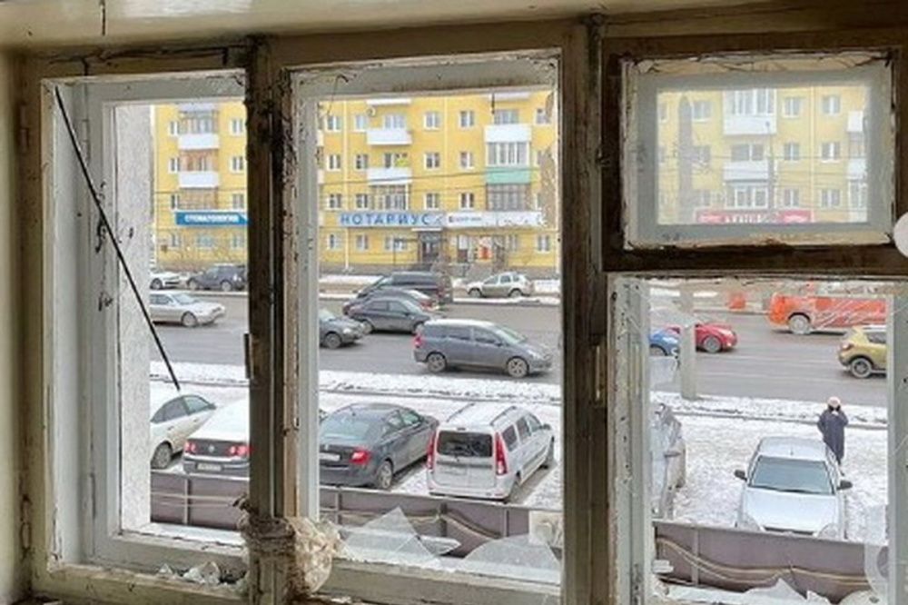 Юрий Шалабаев поручил закрыть окна в доме на проспекте Ленина после хлопка