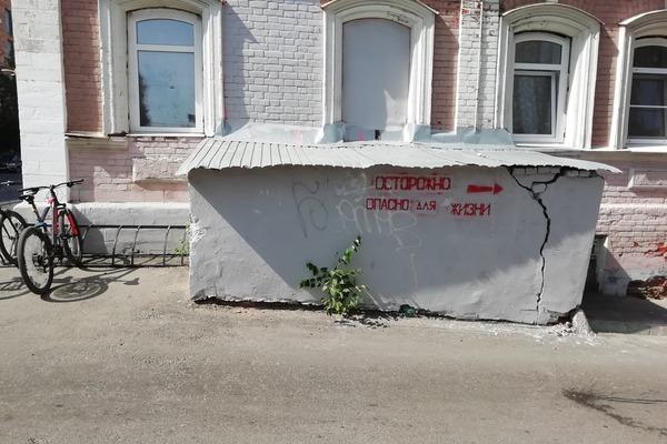 Жители дома на улице Добролюбова в Нижнем Новгороде опасаются его разрушения