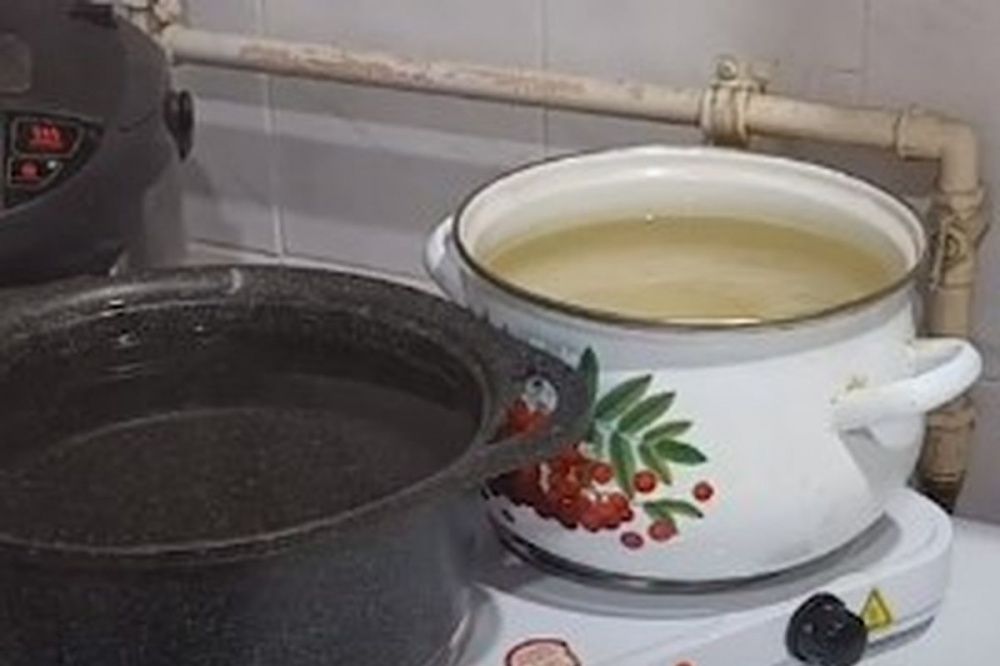 Жители десяти квартир в Московском районе уже месяц греют воду в кастрюлях