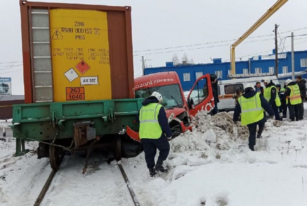Автомобиль протаранил грузовой поезд на переезде в Дзержинске