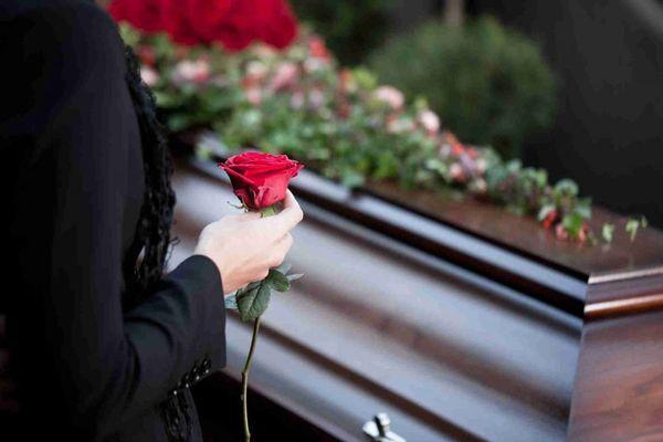 Пьяный сотрудник ритуального агентства в Заволжье уронил гроб с покойным