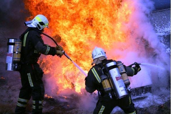 Сараи на площади 600 кв. метров загорелись в Семеновском районе 