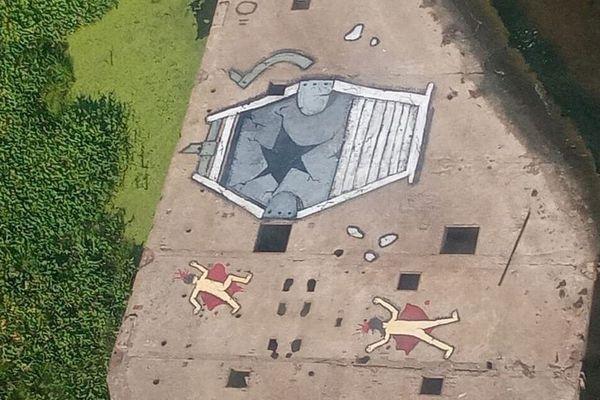 Упавшую кабинку нарисовали под канатной дорогой в Нижнем Новгороде