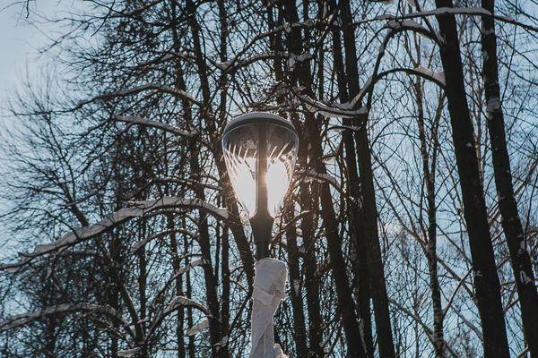 Новые светильники устанавливают в парке «Швейцария»