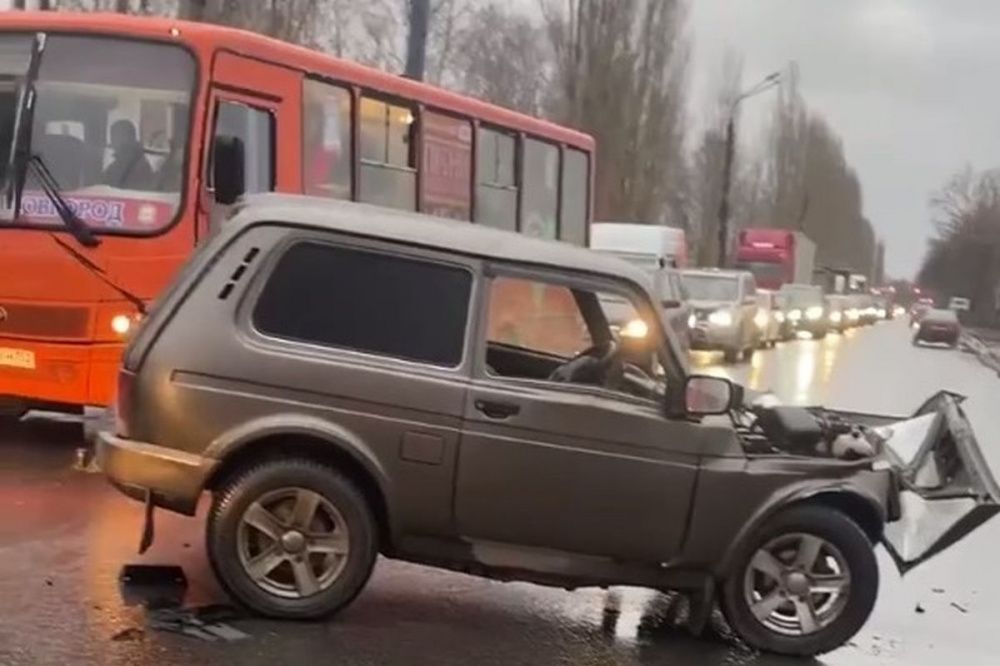 Маршрутка попала в ДТП на улице Ореховской в Нижнем Новгороде 13 ноября