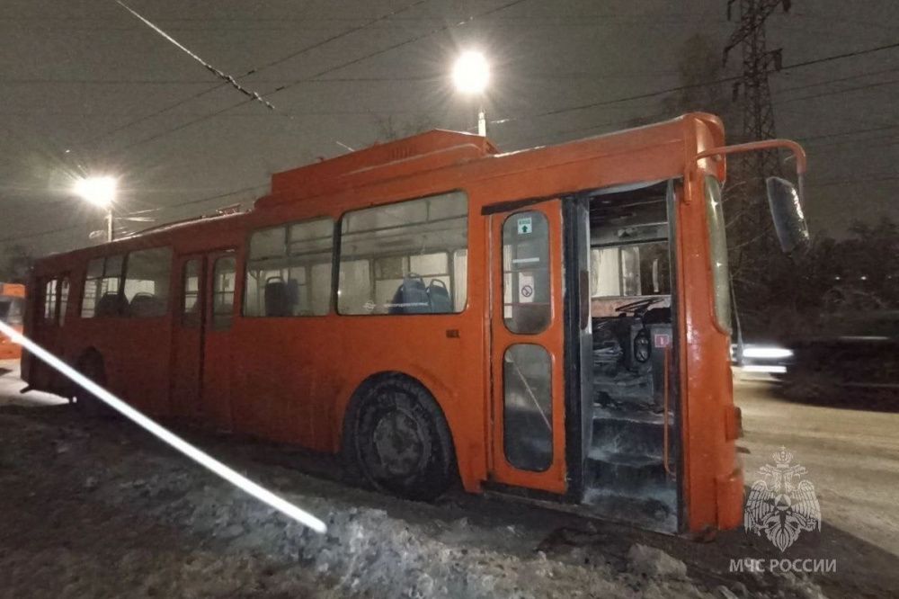 Троллейбус обгорел на перекрестке Электровозной и Путейской в Нижнем Новгороде