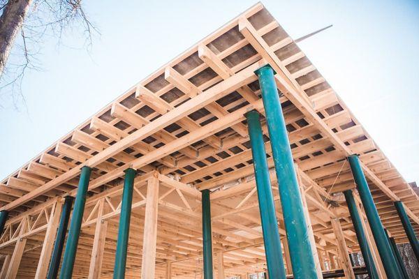 В нижегородском парке «Швейцария» устанавливают крышу нового кафе