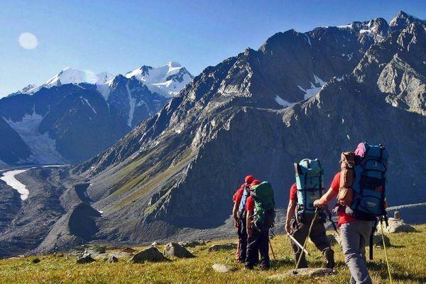 Кавказ и Урал стали самыми популярными направлениями для пешего туризма в России