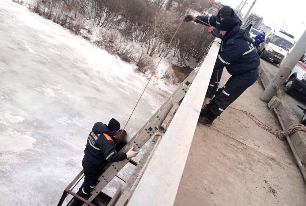 Пытавшегося спрыгнуть с Канавинского моста мужчину спасли в Нижнем Новгороде