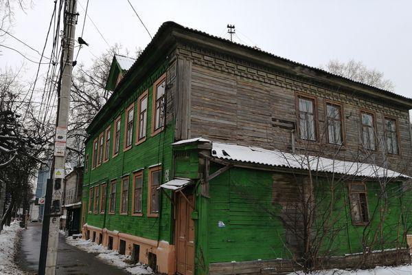 Городские чиновники рассказали, почему покрасили расселенный дом на ул. Костина в Нижнем Новгороде