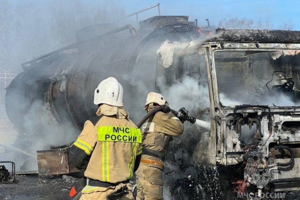 Грузовик и две автоцистерны сгорели в Дзержинске 13 апреля 