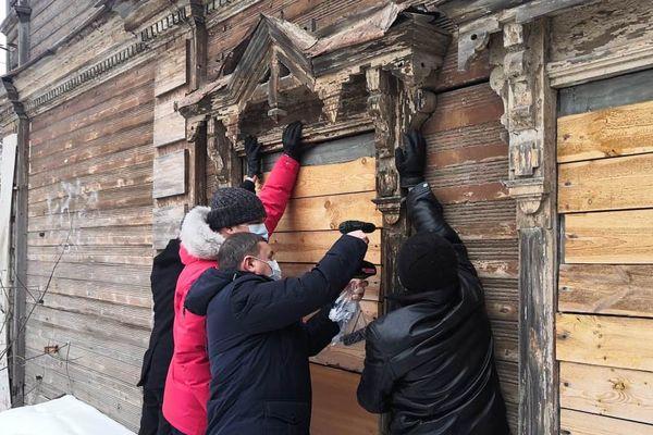 Украденный с исторического здания наличник вернули на место в Нижнем Новгороде