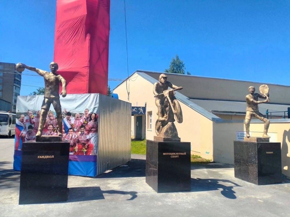 Фото Три странные скульптуры установлены на стадионе «Капролактамовец» в Дзержинске - Новости Живем в Нижнем