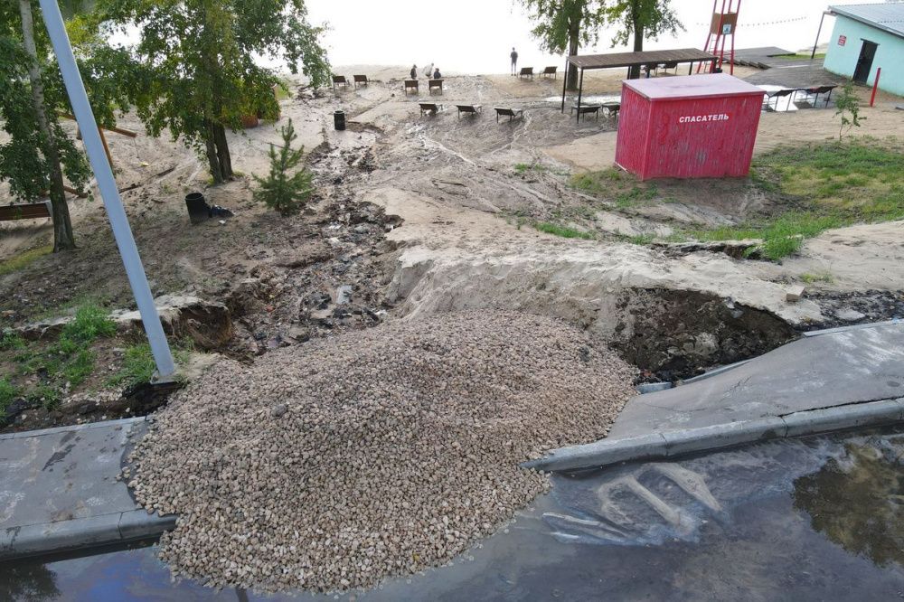 Фото Смытый дождями склон у пляжа Силикатного озера засыпали щебнем - Новости Живем в Нижнем