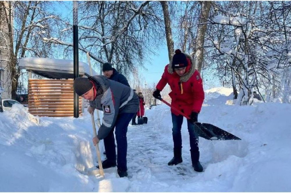 Юрий Шалабаев вместе с нижегородскими чиновниками вышли на улицы убирать снег
