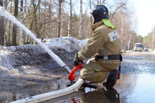 Спасатели МЧС тренировались тушить пожар в Дзержинске