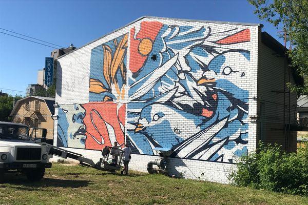 Художники из городов-побратимов создают стрит-арты на зданиях в Нижнем Новгороде