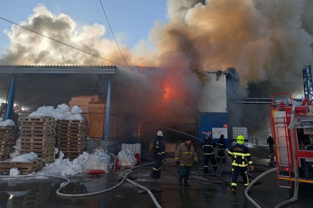 Пожар площадью 3000 квадратных метров произошел в ангаре в Нижнем Новгороде