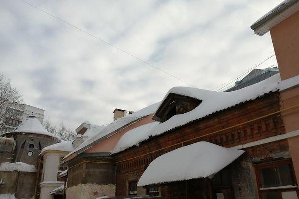 Нижегородцам угрожает падение снега и сосулек с крыш