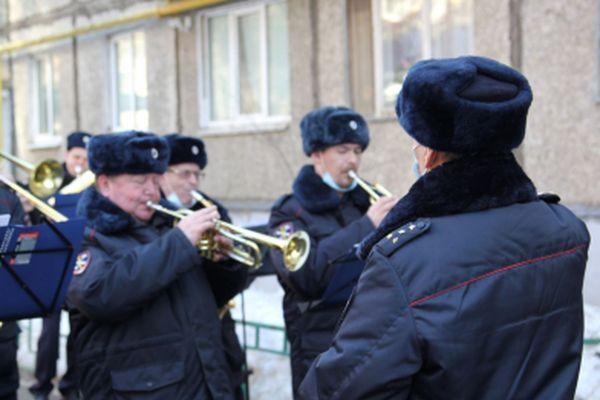 Оркестр нижегородского ГУ МВД поздравил с 90-летним юбилеем ветерана 