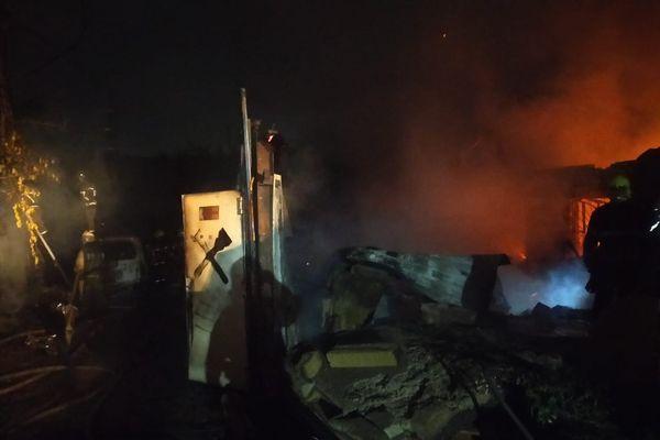Садовый дом, 2 автомобиля и здание загорелись в ночь на 3 августа в Нижнем Новгороде