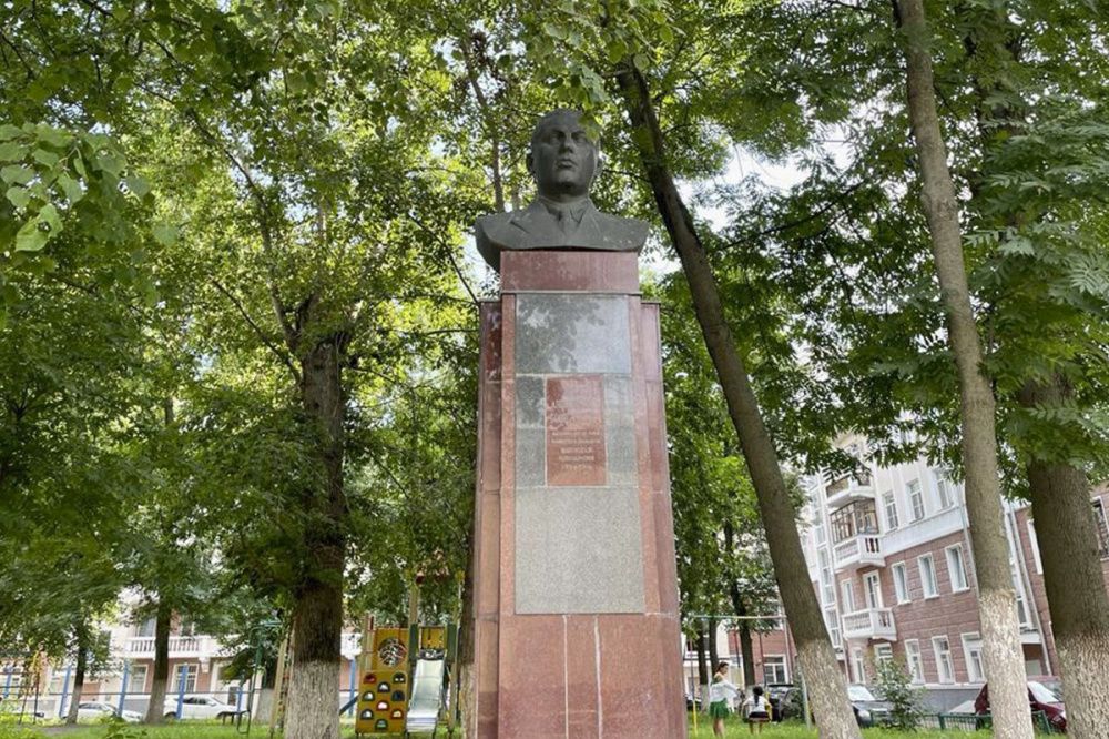 Памятник Бонч-Бруевичу отремонтировали на улице Минина в Нижнем Новгороде