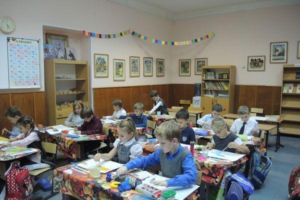 Школа в Дивееве ввела требования к прическам и маникюру учеников