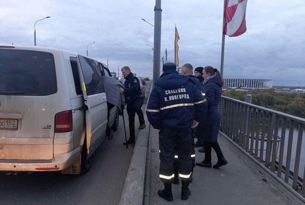 Городовой предотвратил попытку суицида на Канавинском мосту в Нижнем Новгороде