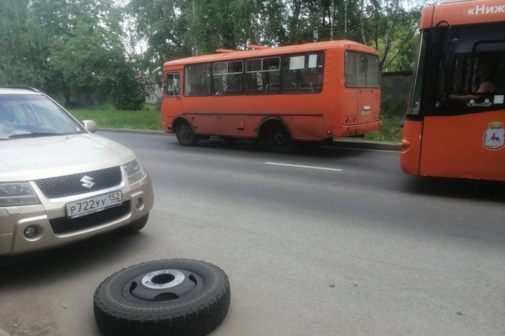 Колесо маршрутки влетело во встречный автомобиль в Нижнем Новгороде
