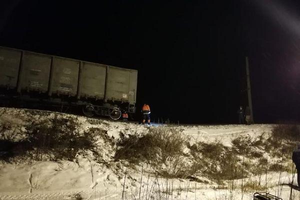 Локомотив грузового поезда сошел с рельсов в Нижегородской области