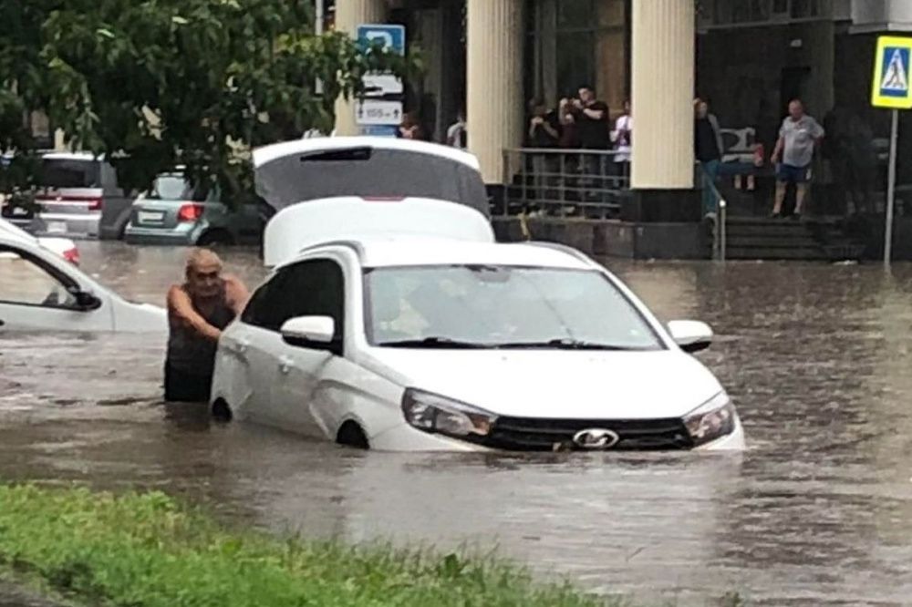 Центр Нижнего Новгорода опять затопило из-за ливня 18 июля