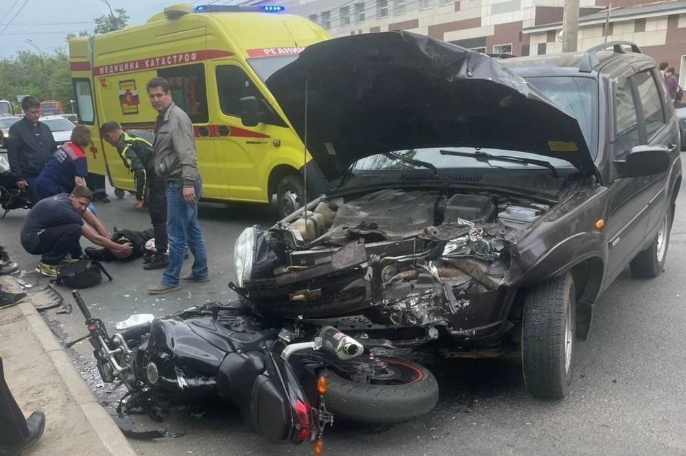 Мотоциклист попал в реанимацию после аварии на Июльских днях