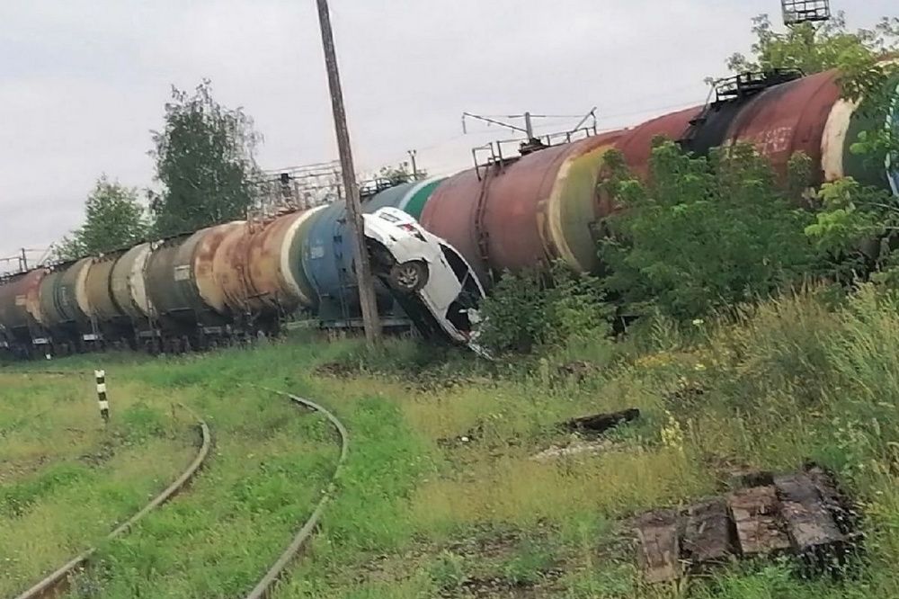 Три человека пострадали при столкновении легковушки с поездом в Дзержинске