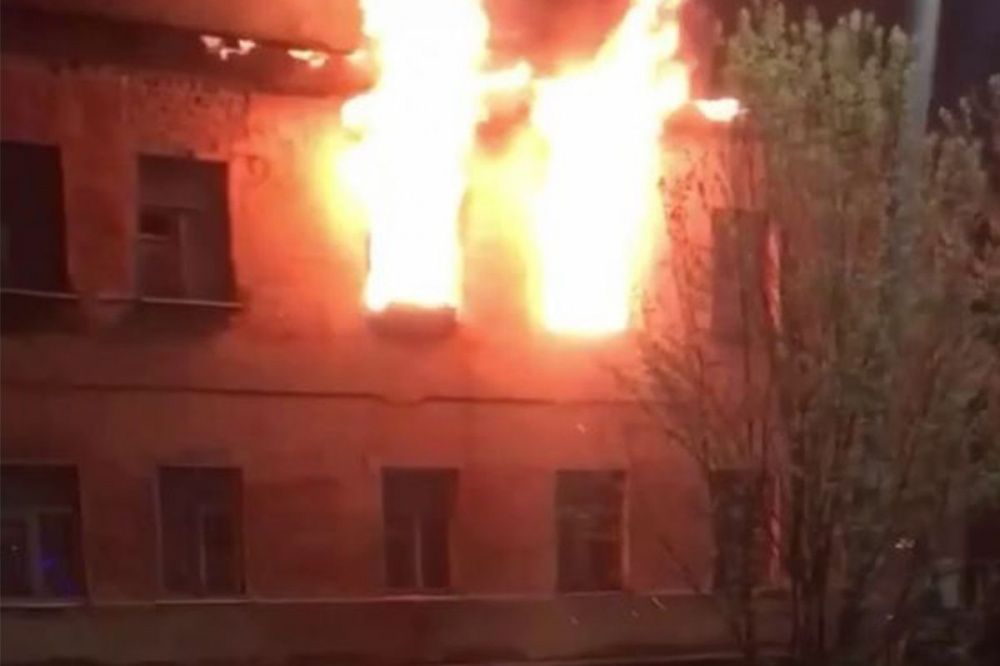 Случайные прохожие спасли жителей из горящего дома на улице Рябцева