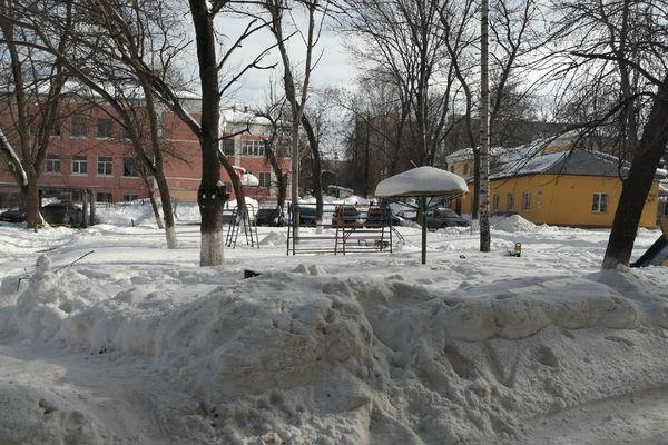 ГАЗель с продуктами для детсадов застряла во дворе на улице Заломова 