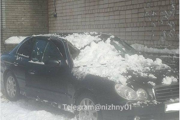 Фото Глыба рухнула на иномарку в центре Нижнего Новгорода - Новости Живем в Нижнем