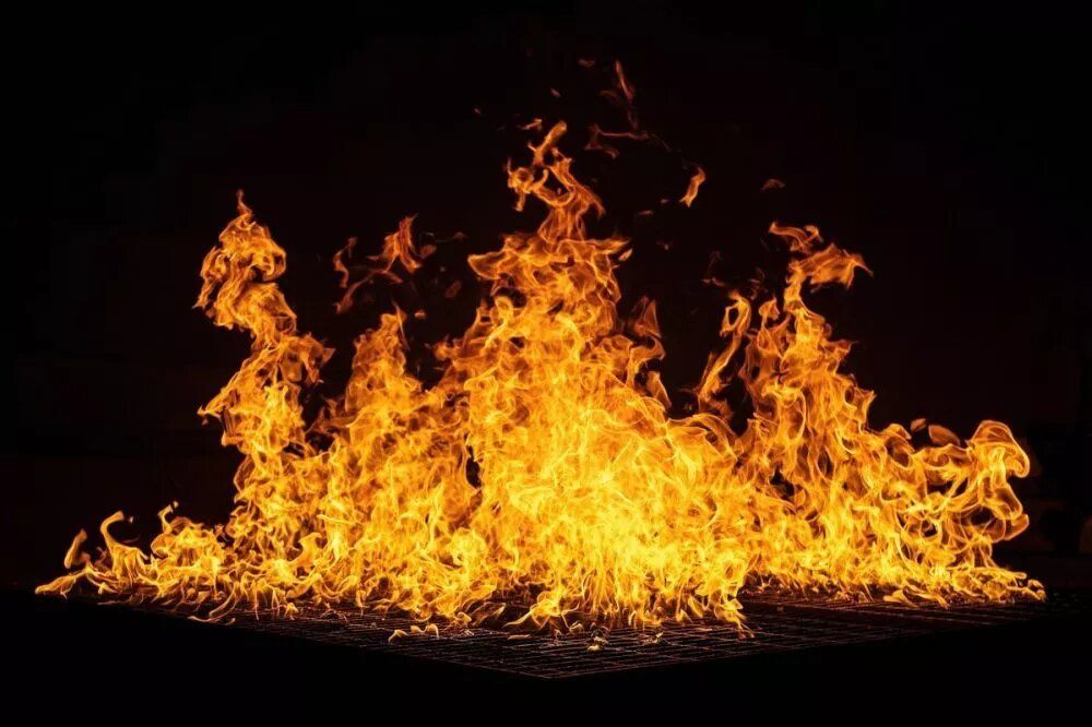 Автосервис загорелся на нижегородской улице Чаадаева 21 апреля