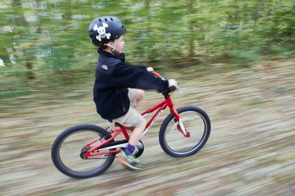 Мальчик упал с велосипеда в двухметровую яму с грязью в Заволжье