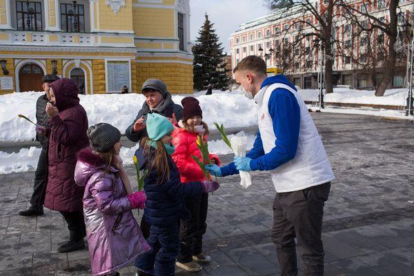 Волонтеры раздавали тюльпаны в честь 8 марта на улицах Нижнего Новгорода