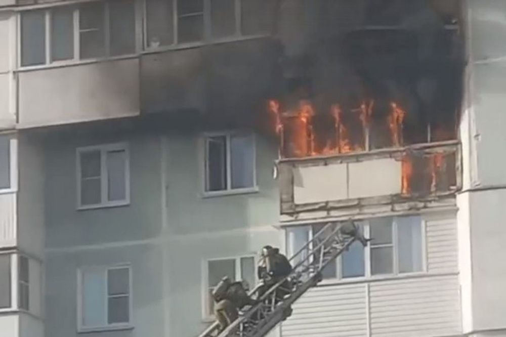Пожар из-за брошенного соседями окурка произошёл в многоэтажке в Дзержинске