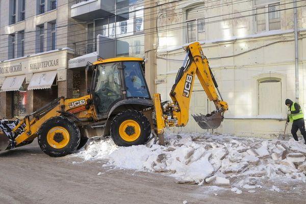 Снег в Нижнем Новгороде продолжают убирать накануне новых снегопадов