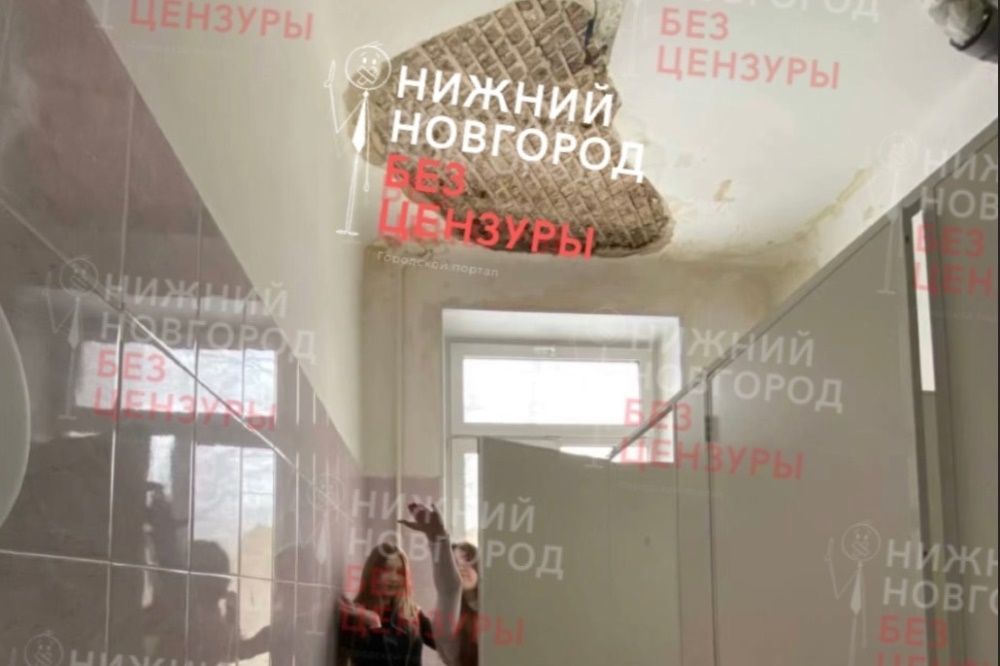 Кусок потолка рухнул в школе №48 в Приокском районе