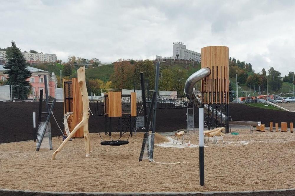Установка детской площадки завершается на Нижне-Волжской набережной в Нижнем Новгороде