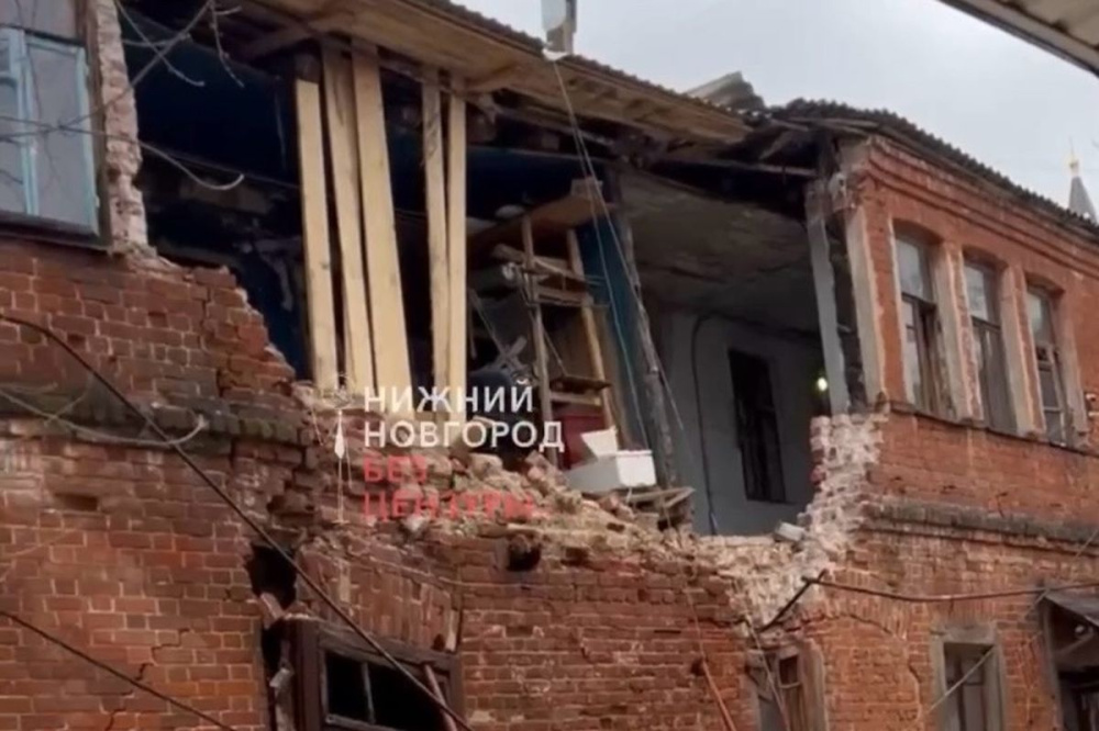 Стена аварийного дома рухнула в переулке Вахитова в Нижнем Новгороде