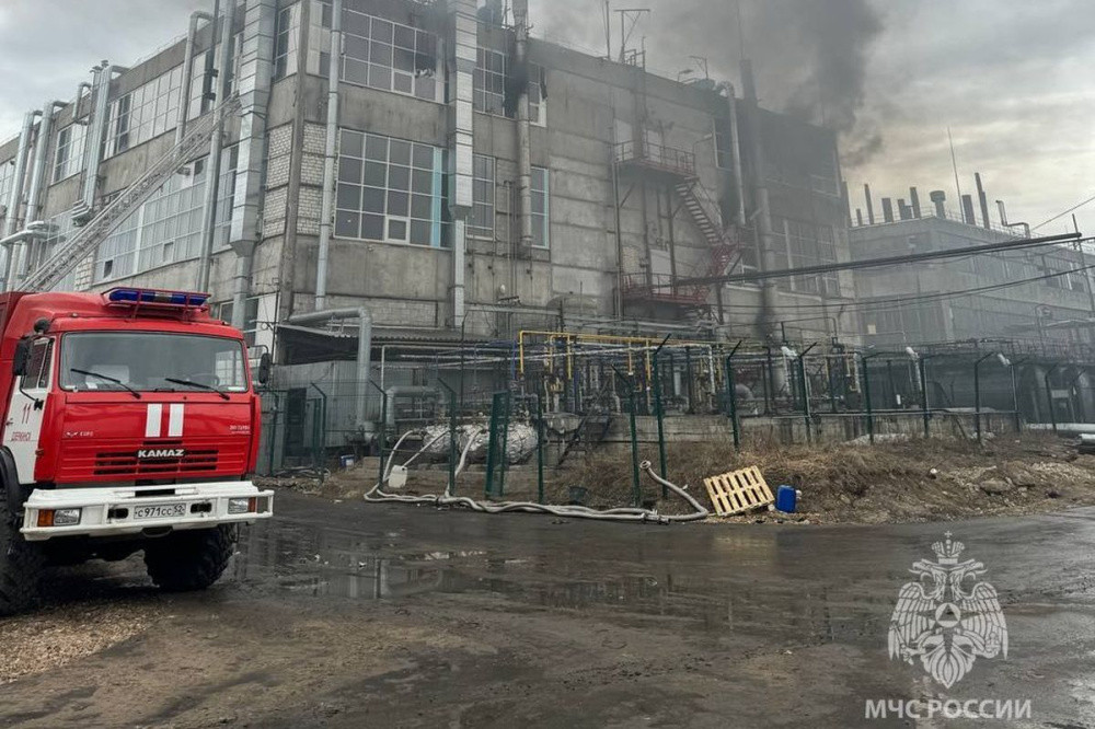 100 человек эвакуированы при пожаре в промзоне Дзержинска