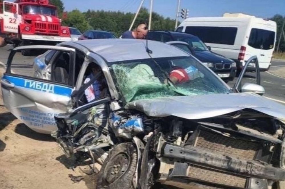 Иномарка врезалась на скорости в машину ГИБДД в Балахнинском районе 7 августа