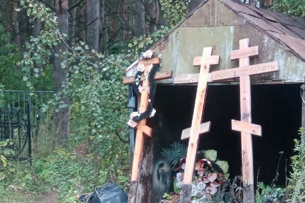 Свалка из могильных крестов образовалась возле кладбища в Арзамасском районе