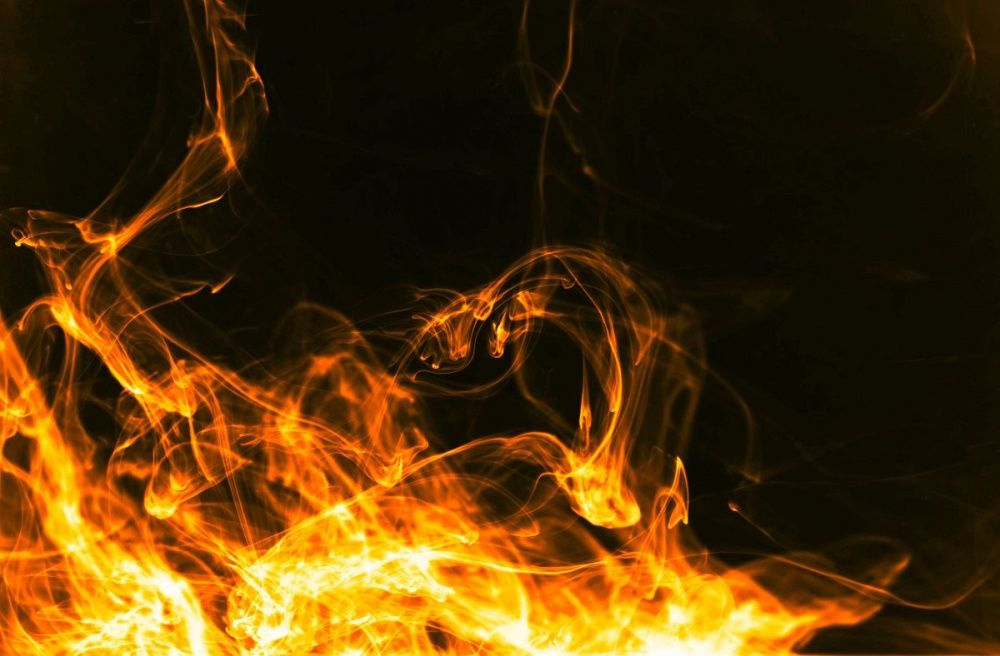 В Дзержинске из-за неосторожного обращения с огнем загорелась квартира