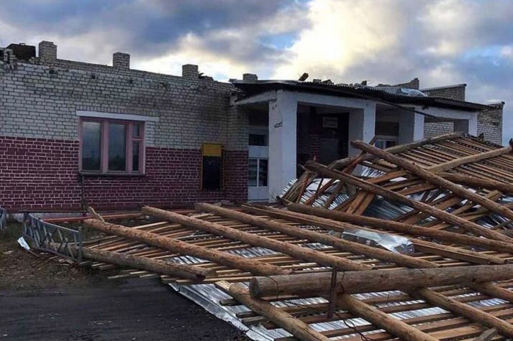 Сильный ветер сорвал крышу с акушерского пункта в Навашинском районе